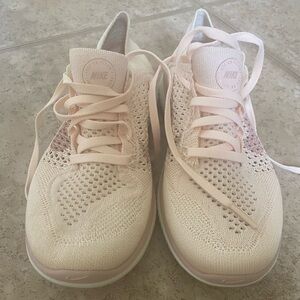 NWOB Nike Free Run Flyknit Running Shoes Women’s Size 6 Light Pink